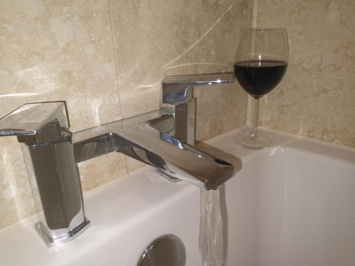Chipad Mono - Quality City Centre Apartment, With Free Parking Space Чичестер Экстерьер фото